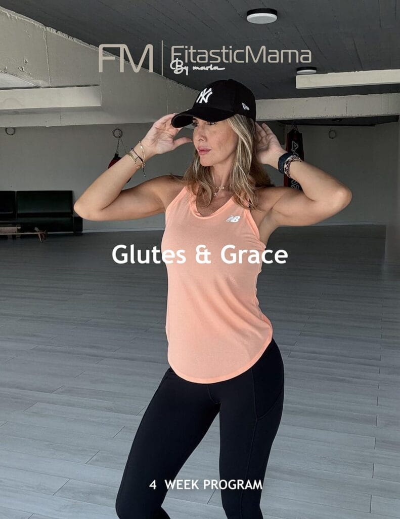 امرأة ترتدي قميص خوخي وليجنز أسود وقبعة سوداء تقف في صالة رياضية مشرقة. النص يقرأ "برنامج الأرداف والأناقة لـ 4 أسابيع" من FitasticMama. تتميز الصالة الرياضية بنوافذ كبيرة وأرضيات رمادية ومقاعد في الخلفية.