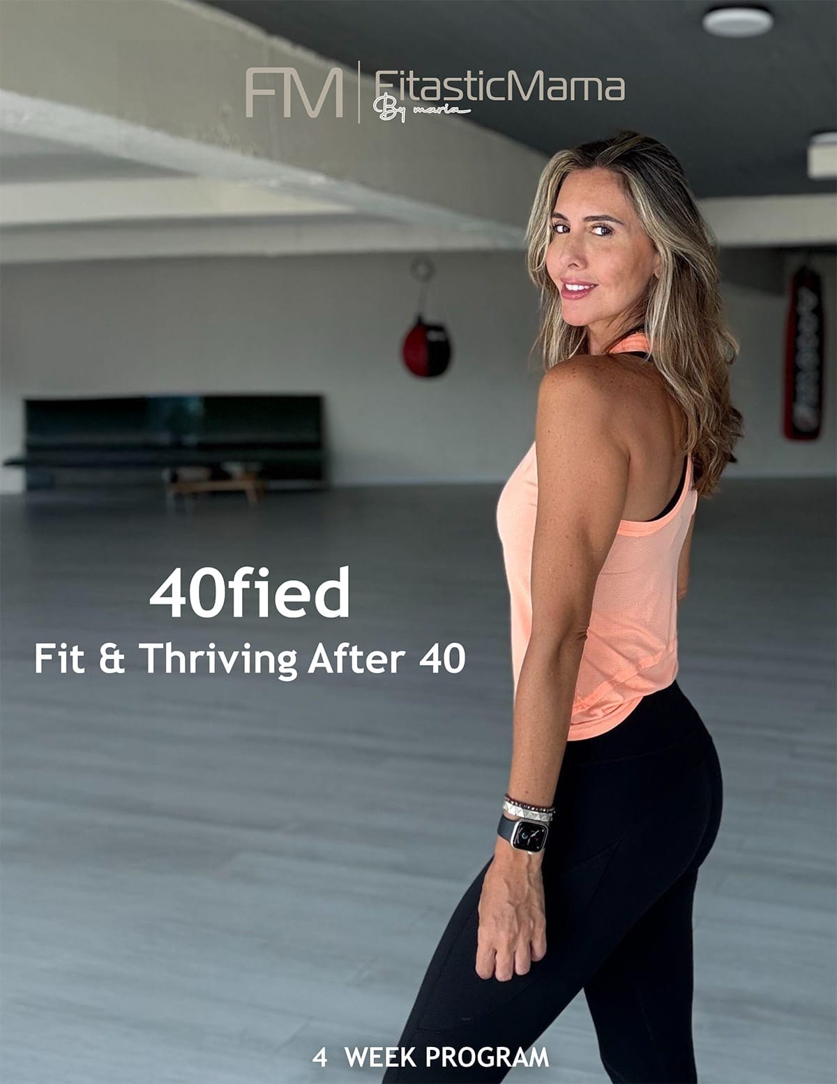 امرأة لائقة ترتدي ملابس التمرين تبتسم من فوق كتفها في صالة رياضية مشرقة. تظهر على الشاشة عبارات "FourtyFy Fit & Thriving After 40" و"برنامج 4 أسابيع"، مع شعار "FitasticMama by Marilu" في الأعلى. يمكن رؤية معدات الصالة الرياضية في الخلفية.